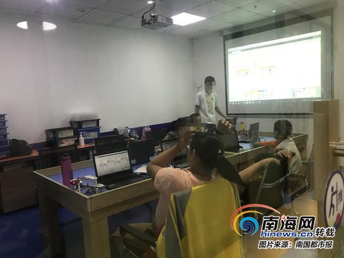 一年学费上万元家长却热度不减 海口少儿编程热