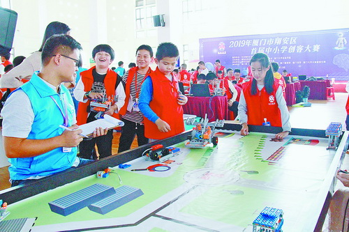 厦门翔安区举行中小学首届创客大赛 近480名孩子比编程拼脑力