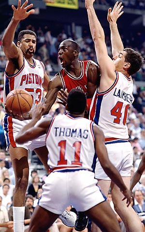 看着而今的勒布朗·詹姆斯，让人再次回忆起篮球之神——伟大的迈克尔·乔丹和他的最佳搭档——斯科蒂·皮蓬