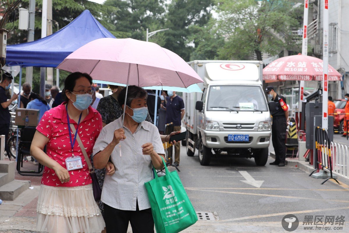北京玉泉东市场周边社区解除封闭管控 居民正常出行