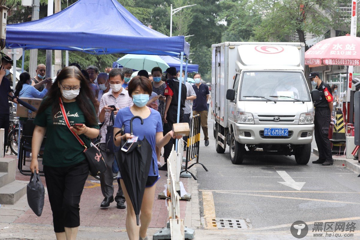 北京玉泉东市场周边社区解除封闭管控 居民正常出行