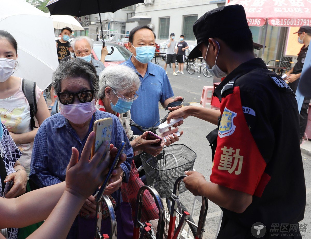 北京玉泉东市场周边社区解除封闭管控 居民正常出行