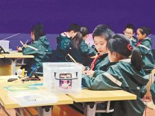 做游戏玩编程 还有视频通话和弹幕 武汉小学生上起更多