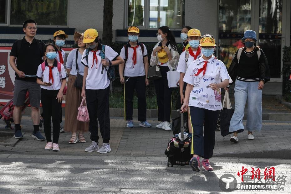 消防员救出5人后被热晕 敬业精神感动百万网友