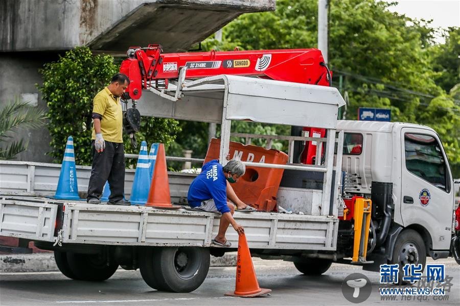 消防员救出5人后被热晕 敬业精神感动百万网友