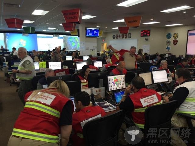 2017年，在飓风哈维期间，德克萨斯州奥斯汀DPS总部的国家运营中心的德克萨斯应急响应人员。Trey