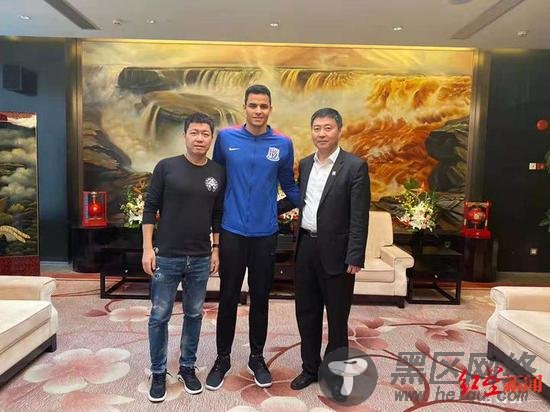 ▲莫雷诺（中） 图据俱乐部官方网站