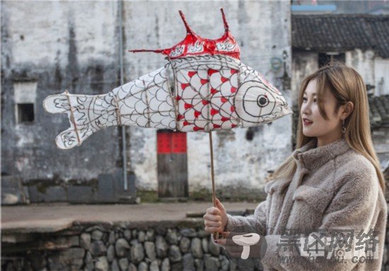 38，大姑娘也爱玩鱼灯。（摄影：潘立昇）.jpg