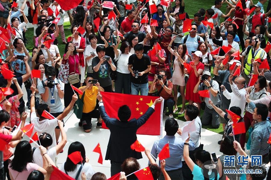 香港举行爱国快闪活动 大批香港市民和爱国爱港