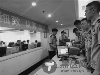 解密高考评卷现场：扫描后的答卷将被切分成“