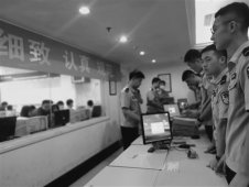 解密高考评卷现场：扫描后的答卷将被切分成“