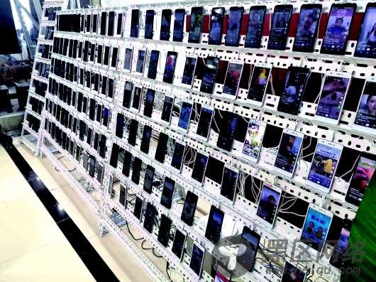 某MCN机构在前厅展示自动刷量的手机矩阵。受访者供图