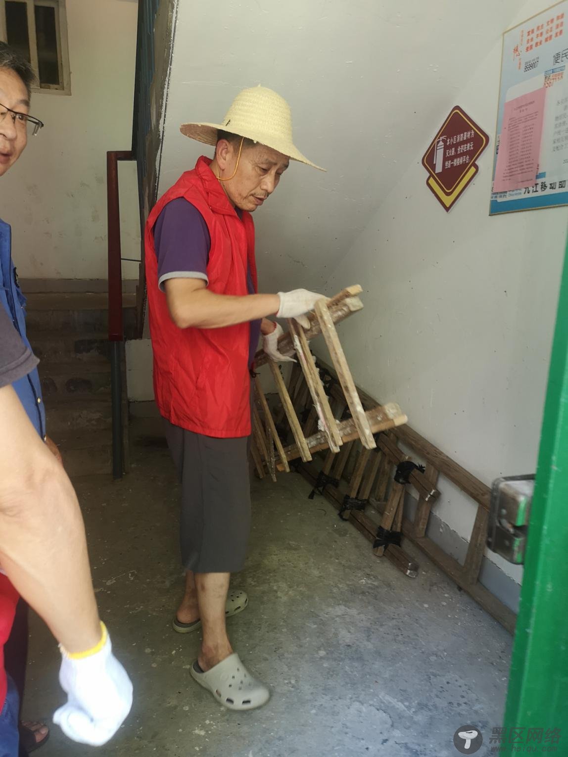 滨兴街道三马路社区开展爱国卫生运动大扫除活