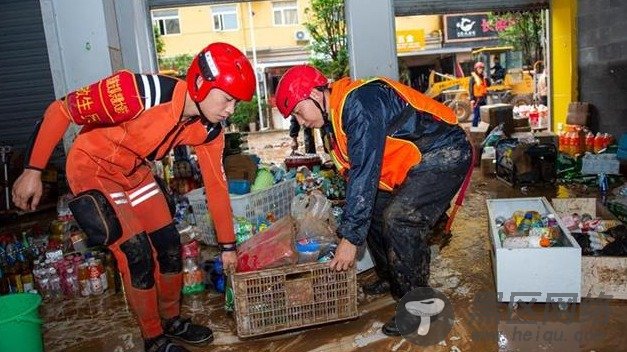 湖北建始：暴雨引发城市内涝 救援队伍迅速抢险