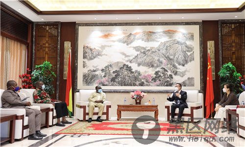 驻加纳使馆临时代办朱憬会见加纳执政党新爱国党主席布莱（驻加纳使馆供图）