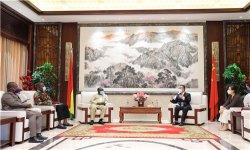 驻加纳使馆向加纳执政党新爱国党转交中联部援