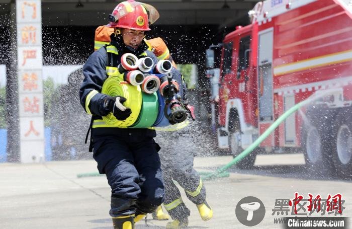 湖北咸宁消防员高温下苦练精兵