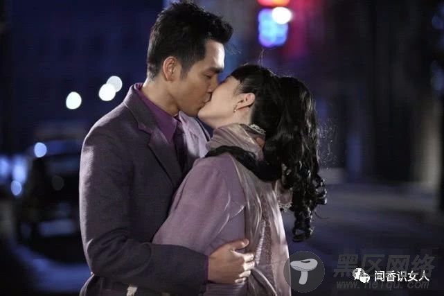 拍吻戏时入戏太深，她是首位伸舌头的女星，网