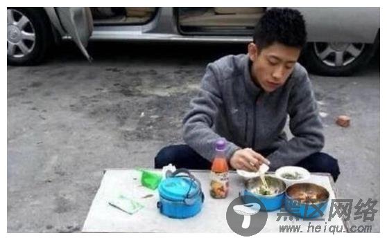 那些敬业明星，刘德华和剧组工作人员排队打饭