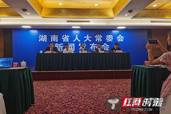 8月7日上午，省人大常委会召开新闻发布会，就相关问题回答记者提问。