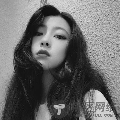 女生黑白头像霸气御姐2020 有时候笑容只是个表情