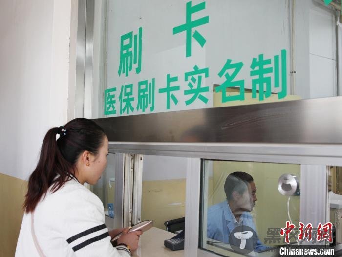 资料图：民众在某医院窗口刷卡缴费。(图文无关) 张添福 摄