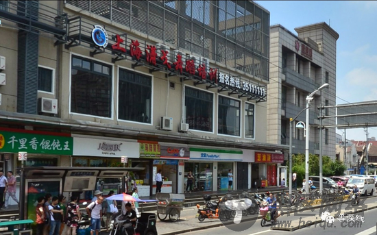 位于上海市大连路地铁4号线出口的另一处“创富大厦”，街景地图的历史照片显示，该楼北侧2层，在2014年时的确有一个舞蹈培训室，只是名字不是赵富强的同乡说的“富强文艺”，而是上海潇戈舞蹈培训。该场地现为一家烧烤店。该楼上现有“汇吃汇喝美食街”招牌。  图片来自街景地图历史照片