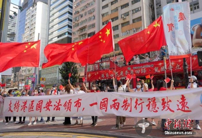 资料图：香港市民来到铜锣湾街头庆祝《香港国安法》颁布。
/p中新社记者 张炜 摄