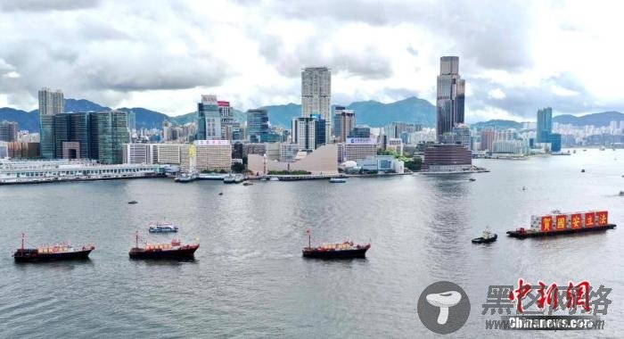 资料图：2020年7月1日，香港各界庆典委员会在中环码头举行大型“庆香港回归 贺国安立法”活动。图为100多艘渔船在维港大巡游。
/p中新社记者 洪帆 摄