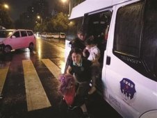 大雨中奶奶欲背孙女�水回家 城管见状立即开车