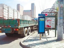 终点站被大货车“霸占” 12路公交车一年进不了