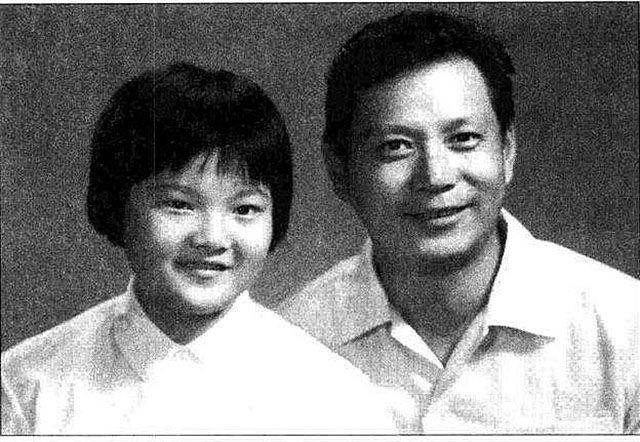 洪晃：父亲是有钱人家的公子哥，自小衣食无忧，每天开轿车喝咖啡