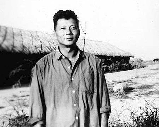 洪晃：父亲是有钱人家的公子哥，自小衣食无忧，每天开轿车喝咖啡