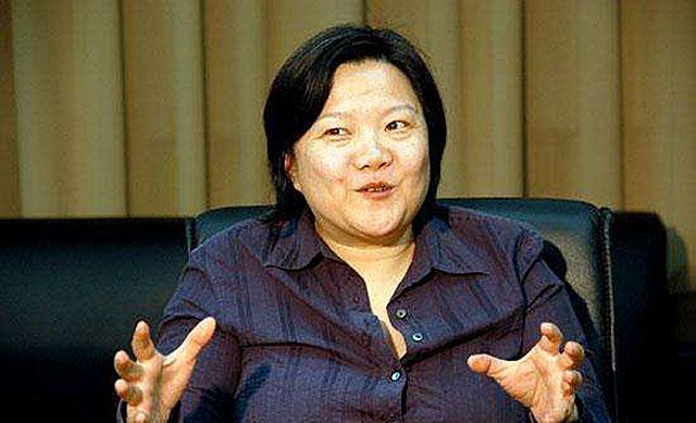 洪晃：父亲是有钱人家的公子哥，自小衣食无忧，每天开轿车喝咖啡