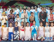 彭麗媛出席“艾滋病�結核病防治宣傳校園行”