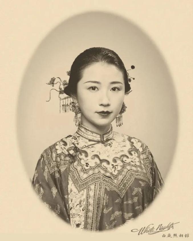 离谱！女子拍摄艺术照被多名“历史博主”当成