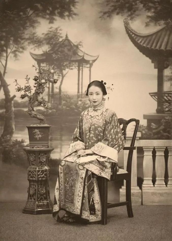 离谱！女子拍摄艺术照被多名“历史博主”当成