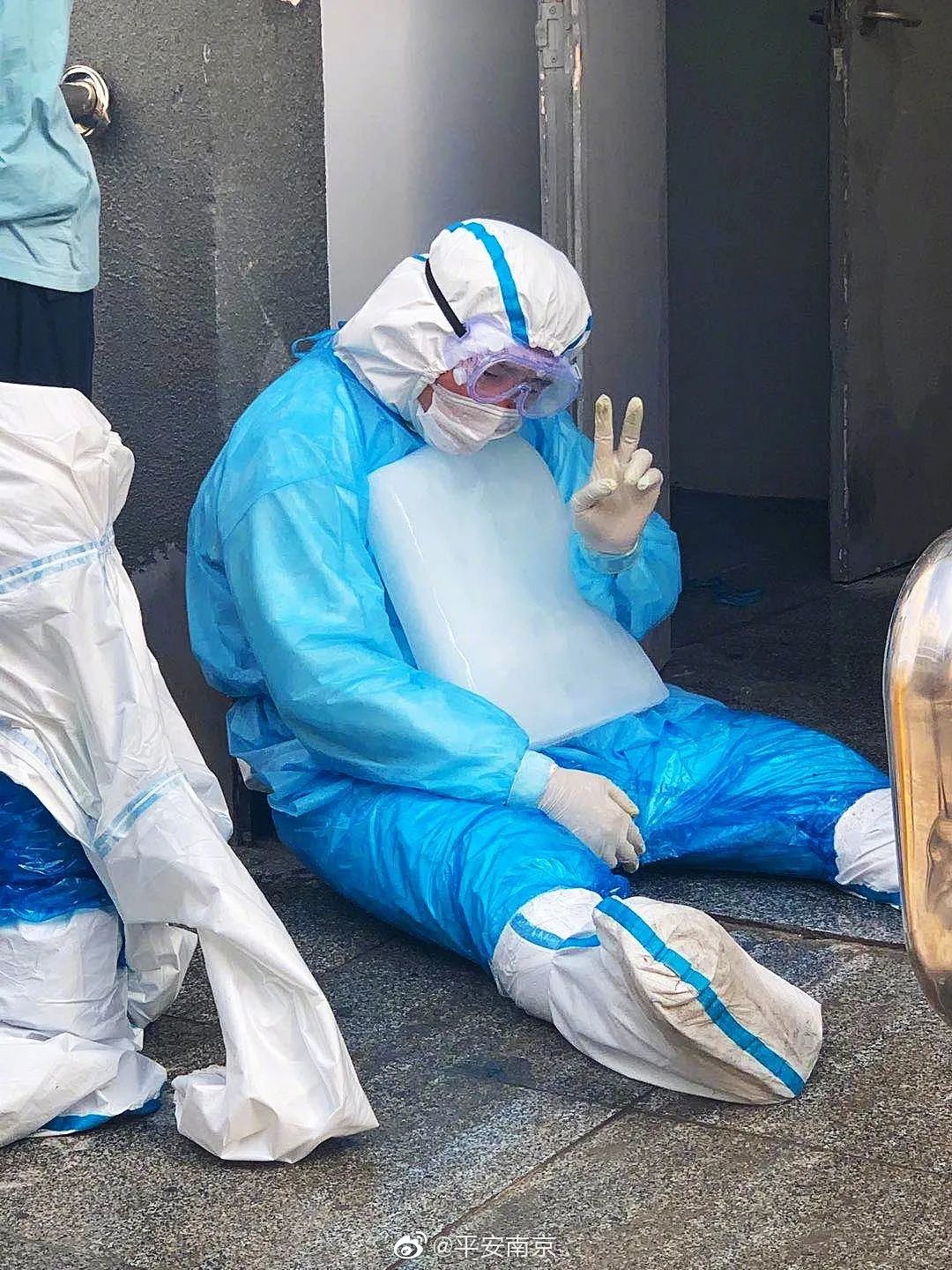 “抱冰男孩”火了！背后故事很暖...
