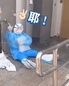 “抱冰男孩”火了！背后故事很暖...
