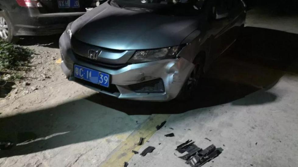 奇葩！女性朋友半夜撞车逃跑，男子却叫醒老婆
