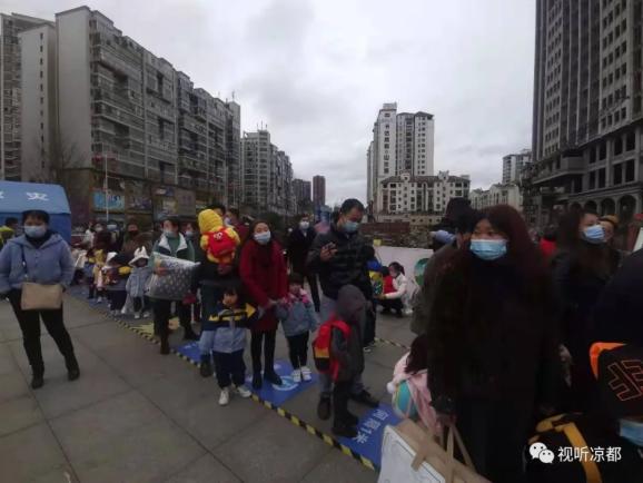 有笑有泪丨今早，六盘水上演春天里的“开学大