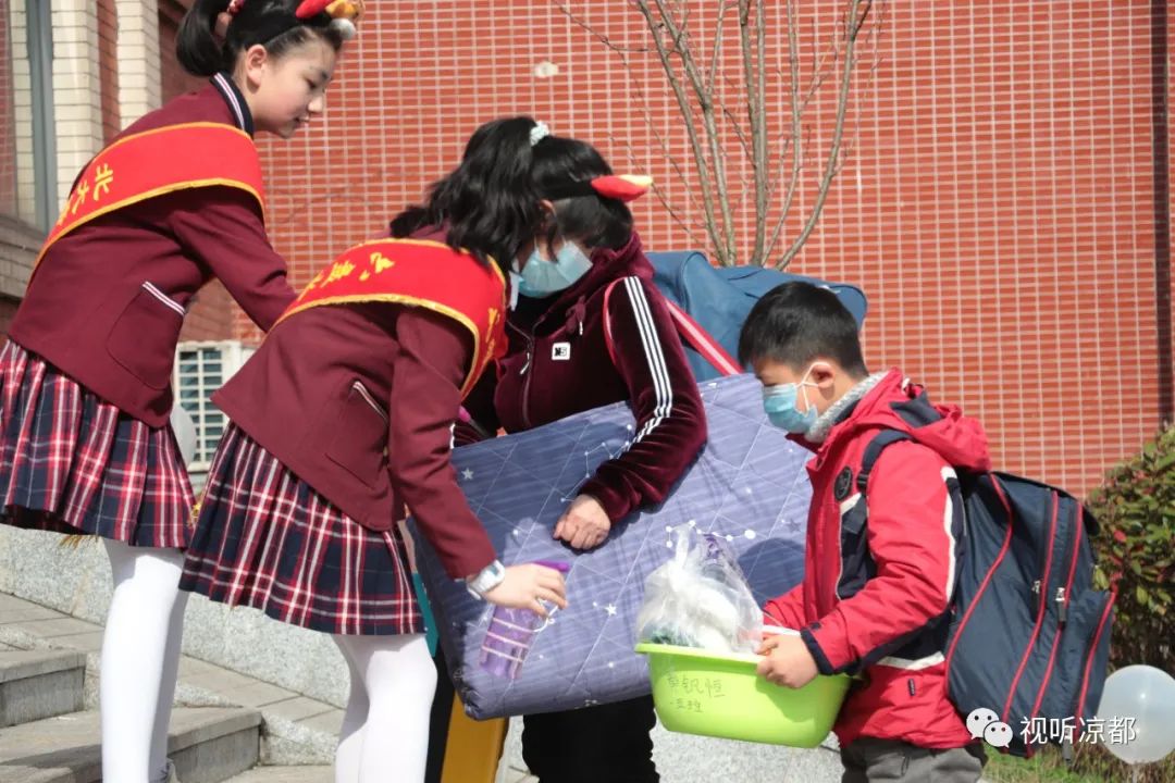 有笑有泪丨今早，六盘水上演春天里的“开学大