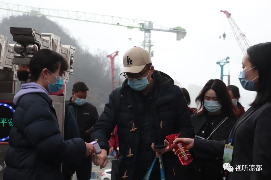 有笑有泪丨今早，六盘水上演春天里的“开学大
