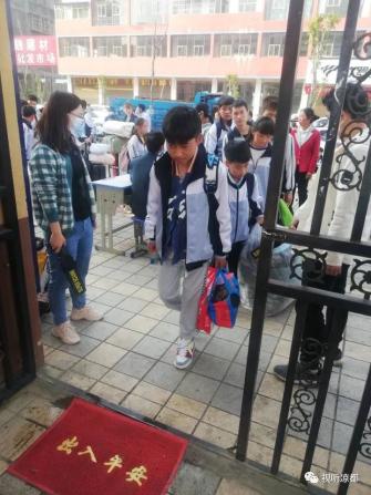 有笑有泪丨今早，六盘水上演春天里的“开学大