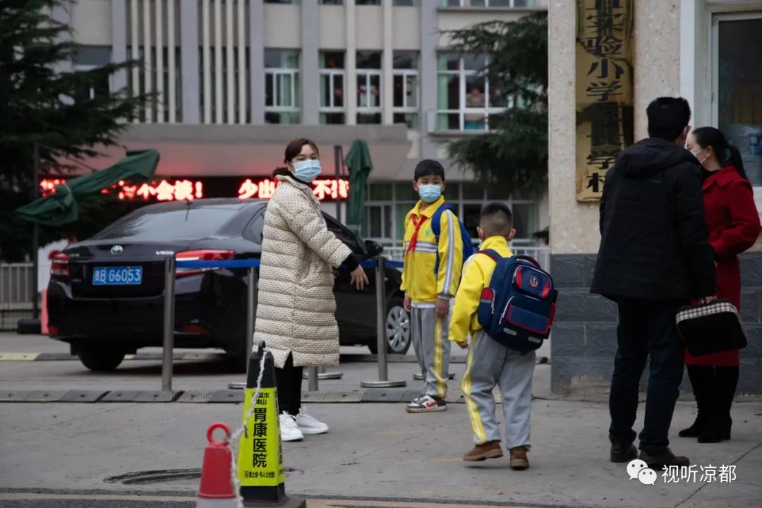 有笑有泪丨今早，六盘水上演春天里的“开学大